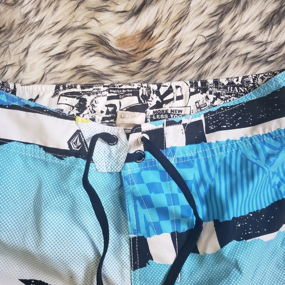 Volcom Mens Blue Board Shorts Swim Trunks Summer Pool Vacation Size 30 Small - Picture 4 of 7